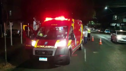 Onix e motocicleta batem em cruzamento no Centro e entregador fratura a perna