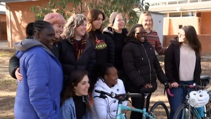 Program teaches refugee and migrant women how to cycle
