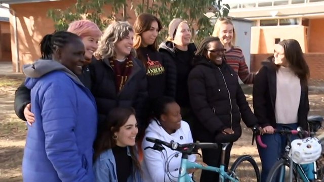 Program teaches refugee and migrant women how to cycle
