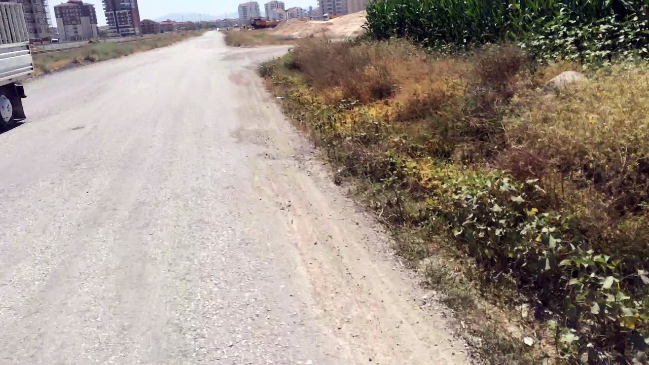 Motosiklet ile giderken kamyon sıkıştırması