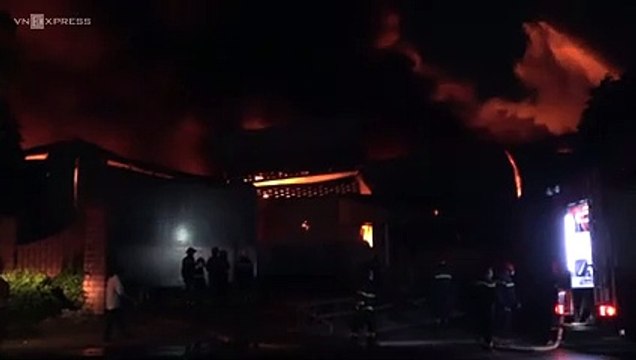 Đám cháy tại Bình Dương: Khói bốc cao hàng chục mét