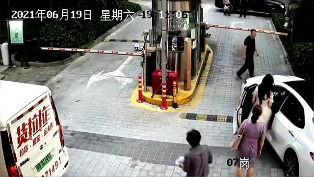 Vừa vào xe ô tô, nữ tài xế đạp nhầm chân ga húc sập luôn bốt bảo vệ - Tạp Chí Bốn Bánh