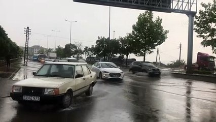 ANKARA - Başkentte sağanak nedeniyle bazı yollarda su birikintisi oluştu