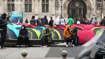 شاهد: مهاجرون ينصبون خيامهم أمام بلدية باريس للمطالبة بتوفير مأوى لهم