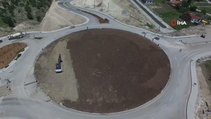 Emet ilçesindeki akıllı kavşakta peyzaj çalışmalarının sürüyor