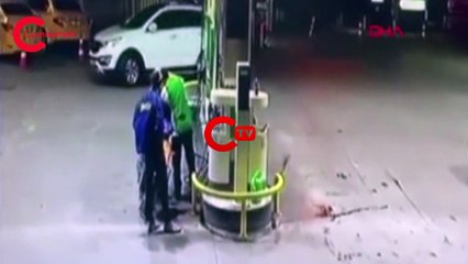 Fatih'te otomobil yakıt alan motokuryeye böyle çarptı