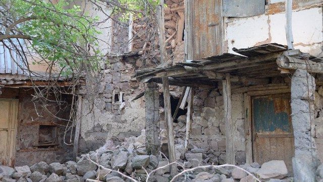 Bingöl’deki depremde, Elazığ’ın 5 köyünde bazı evler hasar gördü