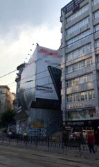 İntihar etmek için çatıya çıktı, eline geçeni yola fırlattı
