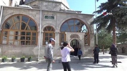 Sınav öncesi Harakani Türbesi'ne akın ettiler