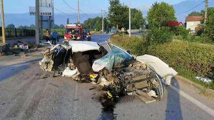 Otomobil, aydınlatma direğine çarptı: 3 ölü, 2 yaralı