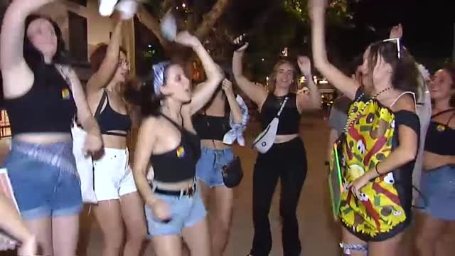 Miles de personas celebran el fin del uso obligatorio de mascarilla en exteriores