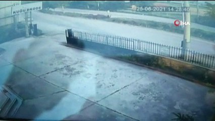 Otomobilin beton direğe çarparak parçalandığı kaza kamerada: 3 ölü, 2 ağır yaralı