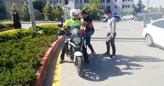 GEÇ KALAN ÖĞRENCİLERİ SINAVA POLİSLER YETİŞTİRDİ