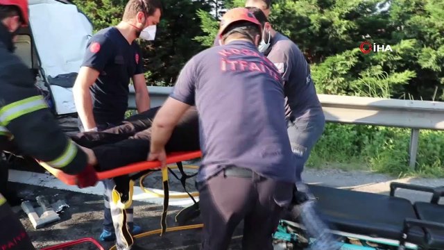 TEM’de tırın arkadan çarptığı panelvan aracın yarısı yok oldu