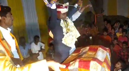 बिहारः युवक ने तोड़ा धनुष तो दुल्हन ने पहनाया वरमाला, स्वयंवर देखने के लिए लगी भीड़