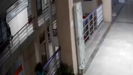 İSTANBUL - İş yerinden hırsızlık yaptıkları öne sürülen 2 kişi tutuklandı