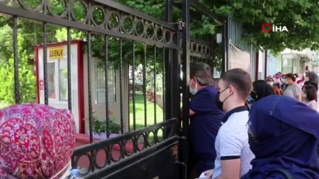 Sınava geç kaldı, demir kapının üstünden atlayarak girmeye çalıştı