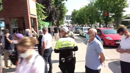 Sınava giderken kimliklerini düşüren öğrencileri polis kurtardı