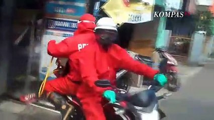 Pakai Motor, Petugas Damkar Susuri Gang Sempit Demi Semprot Disinfektan