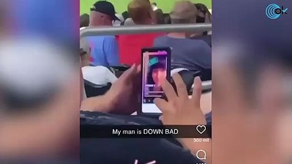 Un aficionado cazado usando el Tinder en pleno partido de su equipo