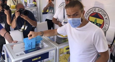 Fenerbahçeli futbolcu Caner Erkin, seçimde oy kullandı