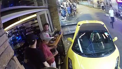 Une Lamborghini venue de nulle part, sans conducteur fini dans la terrasse d'un café