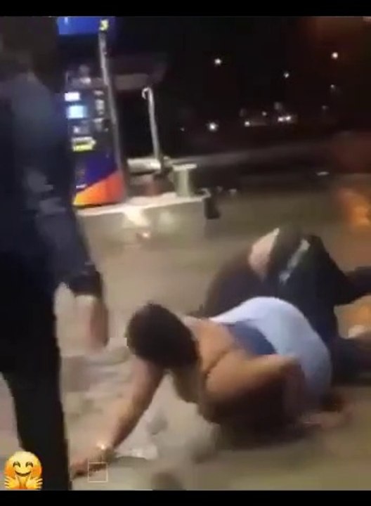 Elle se jette sur le dos de son copain et c'est le drame
