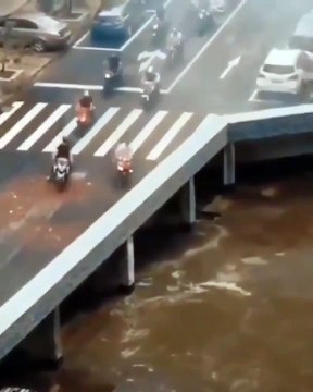 Des motos et des voitures disparaissent de la route... Effet d'optique incroyable