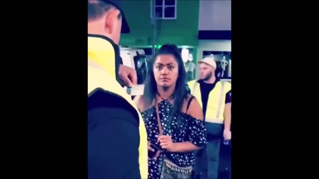 Ce videur fait passer un alcootest à une fille pour rentrer en boite... Très bonne blague