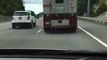 Cette ambulance roule la porte ouverte sur l'autoroute