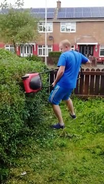 Il taille sa haie... avec la TONDEUSE