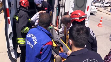 ERZURUM - Kamyonetle çarpışan otomobilde sıkışan sürücüyü itfaiye ekipleri kurtardı