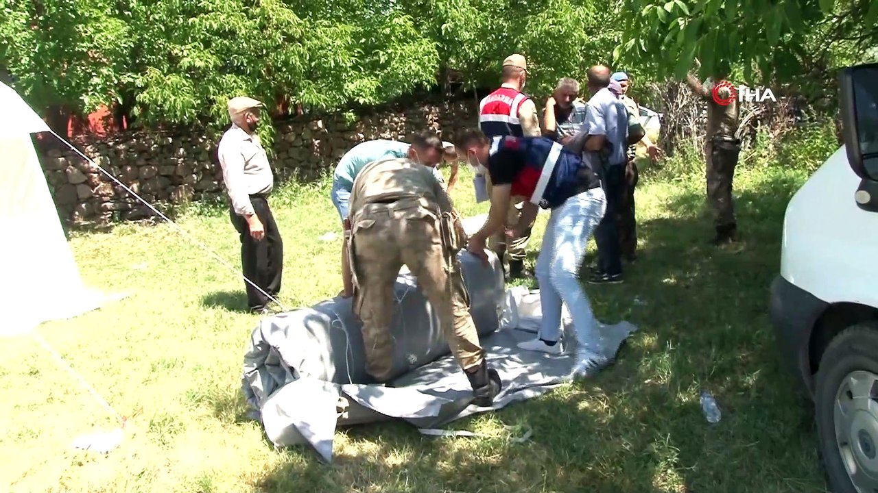 Depremin vurduğu köylerde çadırlar kurulmaya başlandı