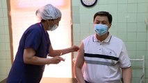 BİŞKEK - Kırgızistan Bakanlar Kurulu Başkanı Maripov kamera karşısında Kovid-19 aşısı oldu