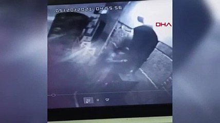 Camide şok görüntü: İmam, müezzine tabureyle saldırdı