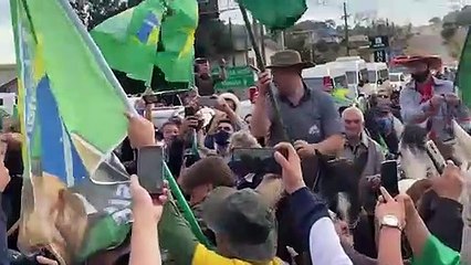 Bolsonaro anda a cavalo antes de motociata em Chapecó