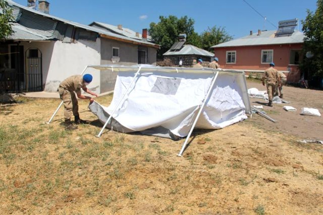 Depremin vurduğu köylerde çadırlar kurulmaya başlandı