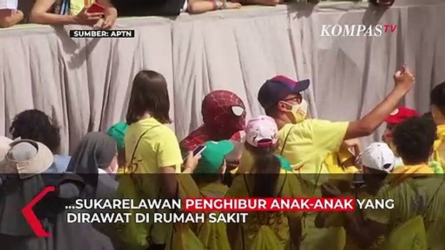 Spiderman Berikan Topengnya kepada Paus Fransiskus di Vatikan