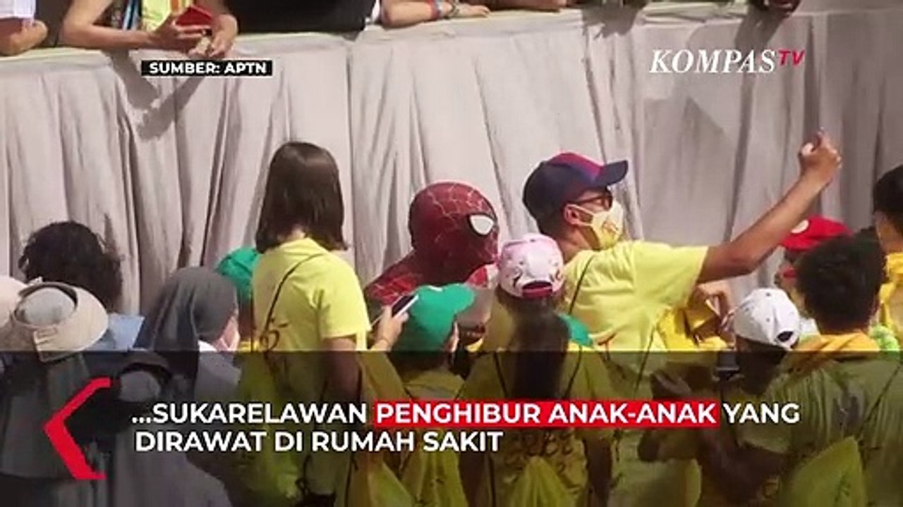 Spiderman Berikan Topengnya kepada Paus Fransiskus di Vatikan