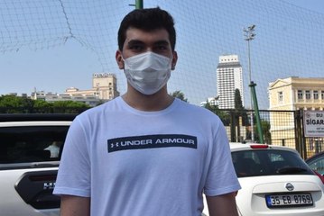 ADAYLAR SALONDA TER DÖKERKEN AİLELERİ DIŞARIDA DUA OKUDU