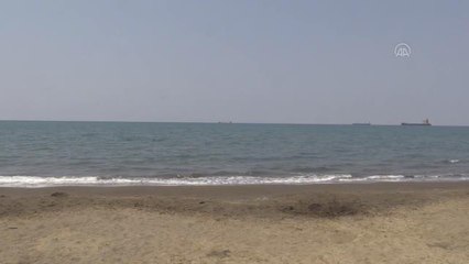 Öğretmen ve öğrenciler sahili temizledi