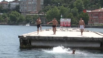 Sarıyer'de sıcak havadan bunalanlar serinlemek için denize girdiler