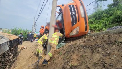 주간보호센터 승합차 넘어져 11명 부상...승용차-오토바이 사고 2명 중상 / YTN