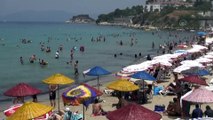 AYDIN - Kuşadası'nda sıcak havanın etkisiyle plajlarda yoğunluk yaşanıyor