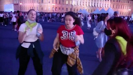 "Voiles écarlates" :  à Saint-Pétersbourg, une fête traditionnelle honore les jeunes diplômés