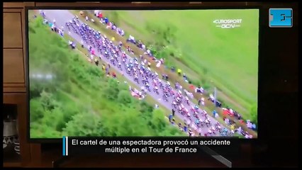 El cartel de una espectadora provocó un accidente múltiple en el Tour de France