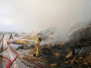 SAMAN YÜKLÜ TRAKTÖR ALEV ALEV YANDI; YOLA ATLAYAN SÜRÜCÜ AĞIR YARALI