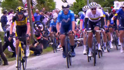 Download Video: Tour de France - L'incroyable du carambolage géant qui s'est produit entre plusieurs dizaines de coureurs au sein du peloton juste après 16h à cause d'une spectatrice