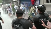 Agentes de la Policía reprimen la manifestación del Orgullo LGBTI de Estambul