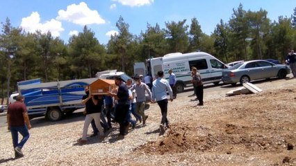 DÜĞÜN YOLUNDAKİ KAZADA ÖLEN 3 KİŞİ, TOPRAĞA VERİLDİ